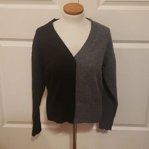 NWTvSweet Romeo Womens Black and Charcoal V-Neck Cozy L/S Sweater Size Small